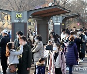 거리두기 완화 첫 휴일 맞은 남산, 지켜지지 않는 사회적 거리