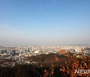 파란하늘 아래 미세먼지에 갇힌 서울 도심