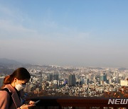 파란 하늘 아래 미세먼지로 뒤덮힌 서울 도심