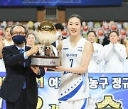 우승 트로피 든 우리은행 박혜진-이병완 WKBL 총재