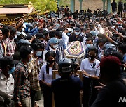 미얀마 시위 사망자 장례식 엄수..유혈 사태 우려 고조
