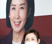 정책건의서 전달받고 박수치는 나경원