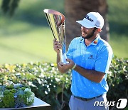 PGA 제네시스 챔피언십 우승컵 들고 기뻐하는 호마