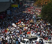 미얀마 군부 경고에도 시위 계속..수천명 거리로 쏟아져