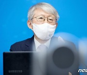 최기영 장관 "내년 초 국산 백신 접종 가능할 것"