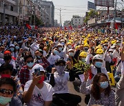 미얀마 오늘 최대규모 '22222 시위'.. 군부는 대놓고 유혈진압 경고