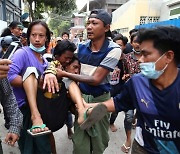 미얀마 군경, 시위대에 무차별 발포.. 머리 총맞은 10대소년 숨져