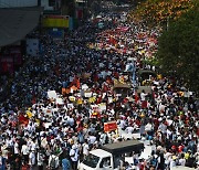 거리 메운 '22222 시위대'..미얀마 최대 규모 반쿠데타 집회