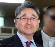 "5.18은 북한군 배후 조정"..법원, 지만원씨 책 출판·배포 금지