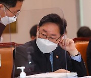 동부구치소 코로나 확진자 '불법 구금' 논란..박범계 "해결책 강구"