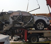 주행 중 외제 SUV 차량 폭발.. 운전자 '경상'
