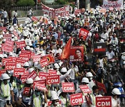 군부의 강경 진압 경고에도..미얀마, 쿠데타 규탄 대규모 시위