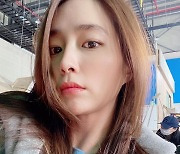 이민정, '♥이병헌 느낌' 셀카 댓글에 "제가 그렇게 생김?" 폭소