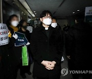 재판 비공개 논란 끝에 '성소수자 축복' 목사 항소심 연기