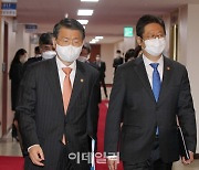 [포토] 국무회의 참석하는 황희 장관