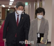 [포토] 국무회의 참석하는 이인영·정영애 장관