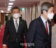 [포토] 국무회의 참석하는 이인영·서욱 장관