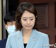 이번엔 고민정 "文대통령 끌어들이지 마라..저라도 먼저 맞겠다"