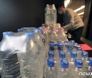 생수 제조업체 "라벨 없는 투명 페트병으로 플라스틱 줄이기 동참"