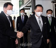 <포토> 악수하는 최태원 회장-박용만 회장