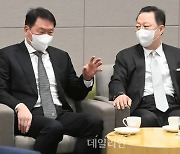 <포토> 환담 나누는 최태원 회장-박용만 회장