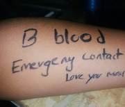'엄마 사랑해'·혈액형 적힌 팔뚝..미얀마 청년들이 글 적는 이유는