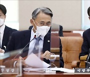 [머니S포토] 국방위서 대화하는 서욱 장관과 모종화 병무청장
