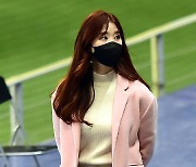 [MD포토] 진달래 아나운서 '진달래빛 코트 패션'