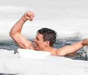 얼음장 밑 물속에서 '단숨에' 80.9m 수영..세계기록