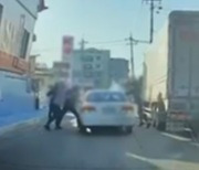 '운전자 무차별 폭행' 외국인 전원 검거..9명 구속
