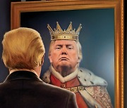 '왕'으로 부활한 트럼프..내년 선거 배신자 보복 개시