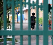 '코로나 사태' 1년..취약계층 아동 30% "온라인 수업, 적응 어려워"