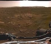 [아하! 우주] 여기는 화성..탐사로버가 보내온 첫 파노라마 풍경