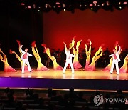 북한 왕재산예술단 지방순회공연 시작..중장부터 탭댄스까지