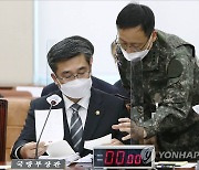 박정환 합참 작전본부장으로부터 보고 받는 서욱 국방부 장관