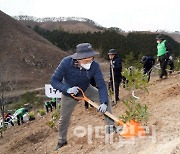 [포토]박종호 산림청장, 거제서 '2050탄소중립' 선언후 첫 나무심기