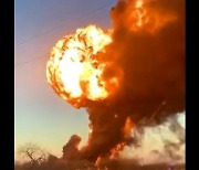 美텍사스 석유열차·대형트럭 충돌..거대 불기둥 속 인근 주택 전소