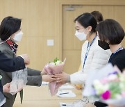 [포토]김수영 양천구청장, 코로나 현장서 복귀한 간호직 신규직원에 꽃다발 전달
