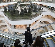 <포토> 서울서 가장 큰 백화점 더현대 서울 찾은 시민들