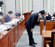 <포토> 인사하는 유영민 대통령 비서실장