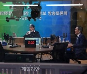 <포토> 라디오 토론하는 박영선-우상호