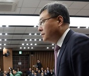 거취 일임한 신현수 수석..文대통령 '길어지는 침묵'