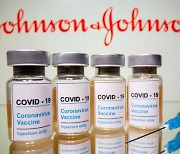 美 FDA, 존슨앤존슨 코로나 백신 '안전하고 효과적'