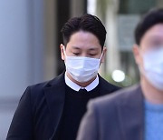 '강제추행' B.A.P 힘찬, 1심서 징역 10월.. 법정구속은 면해