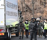 '삼엄한 경계' 트럭 지키는 무장 군인.. AZ백신 17만명분 첫 출하