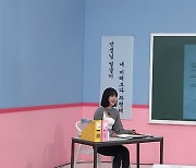'아돌라스쿨' 예린-신비, "셀피 노하우? 치즈 대신 헤이 외쳐야" 꿀팁 방출