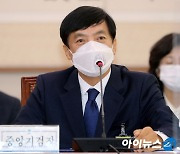 '김학의 불법출금 수사외압 의혹' 이성윤 지검장 피의자 전환