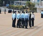 홍콩 경찰, 첫 중국 인민해방군식 제식 훈련 '영국풍 버리자'