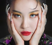 Sunmi returns with a bold swing of 'Tail'