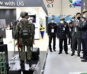 LIG reveals new wearable robot at int'l defense fair in Abu Dhabi